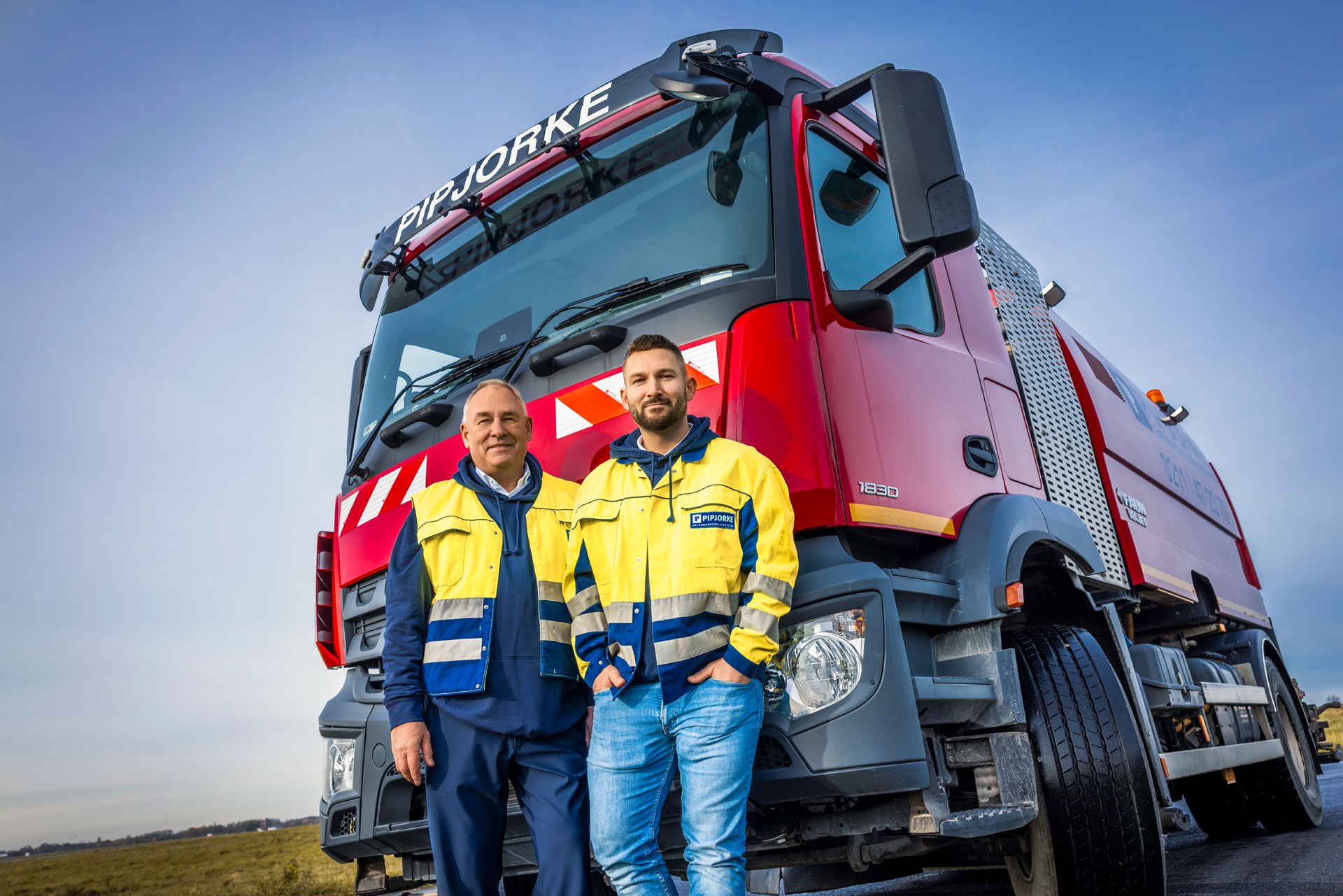 Corporatefotograf Jochen Rolfes aus Düsseldorf mit Corporatefotografie: Shooting für Pipjorke Entsorgungsfachbetrieb, Geschäftsführung vor LKW 1